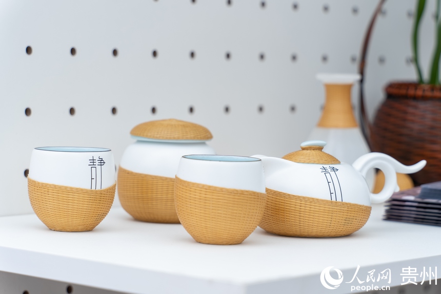活动现场展出的茶具。人民网记者 涂敏摄