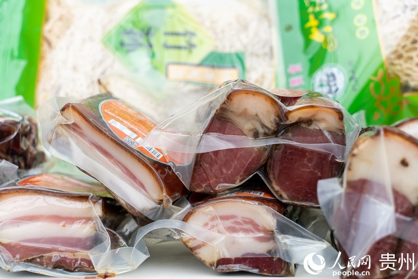 活动现场展出的特色食品。人民网记者 涂敏摄