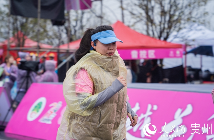 2024贵安女子樱花马拉松赛。人民网 阳茜摄