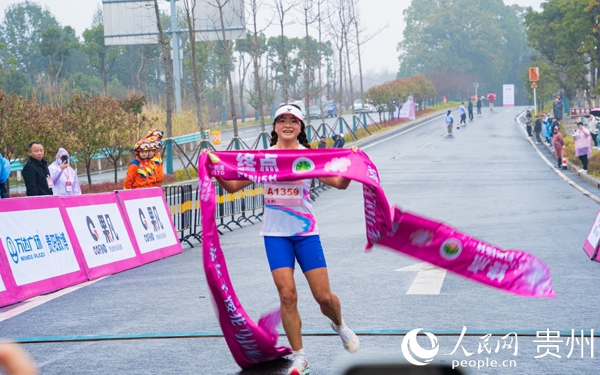 2024贵安女子樱花马拉松赛。人民网 阳茜摄