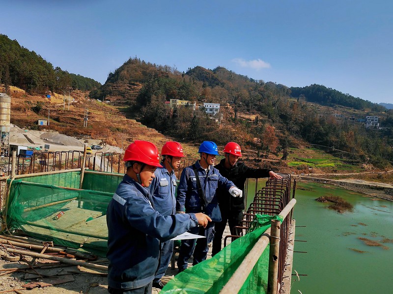 3、興仁供電局工作人員不定時到現場進行常態化線路排患，保障施工進程用電穩定。.jpg