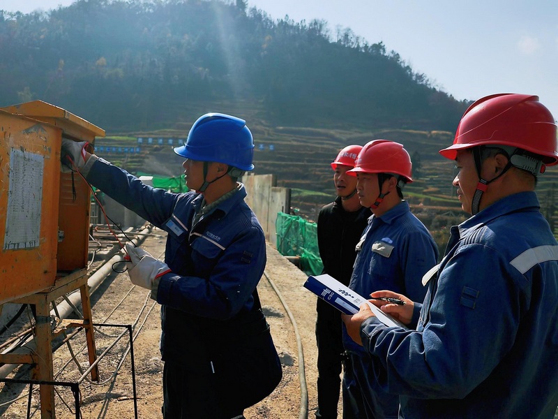 5、興仁供電局工作人員不定時到現場進行常態化線路排患，保障施工進程用電穩定。.jpg