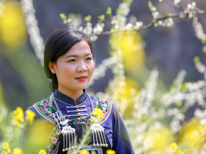2024年3月12日，游客在贵州省黔南布依族苗族自治州罗甸县罗悃镇李子基地赏花、拍照。