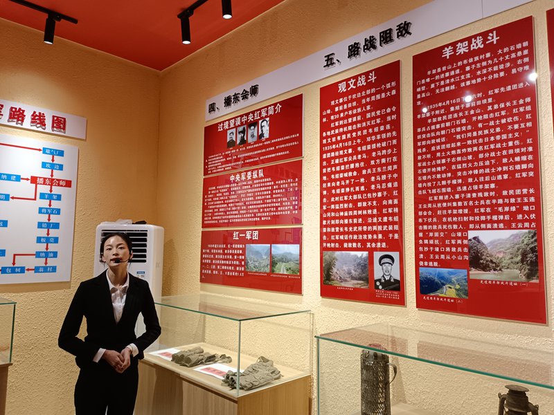 4、动情讲解。  陈湘飚供图
