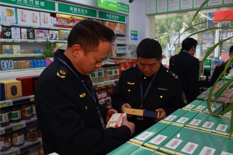 联合巡查组对超市进行巡查。