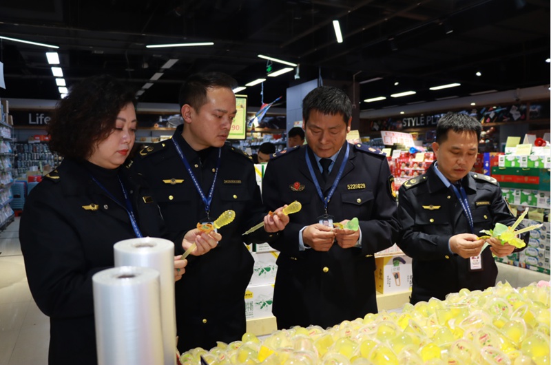 巡查组对超市销售的儿童食品进行检查。