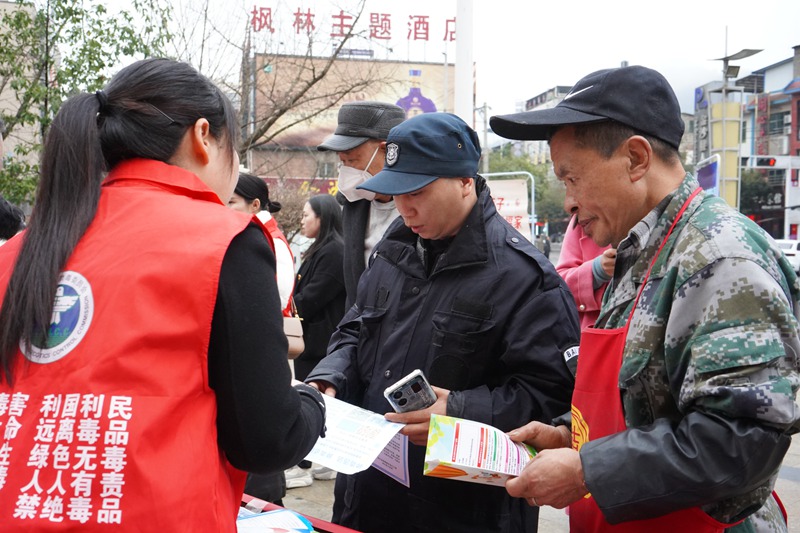 为市民讲解宣传维权知识。