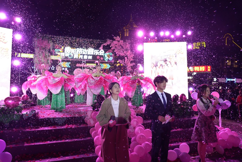 贵阳路边音乐会唱响城市夜空。