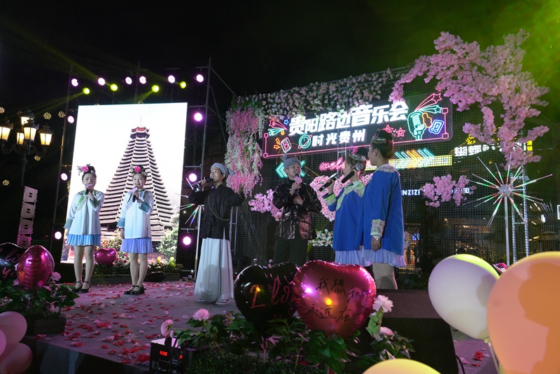 路边音乐会唱响城市夜空。