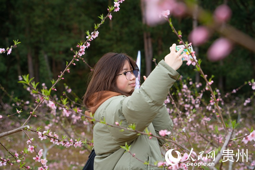 游客在花丛中拍照打卡。人民网 阳茜摄