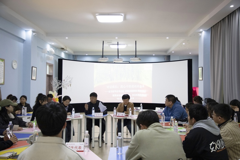 学校党委副书记黄明辉领学。