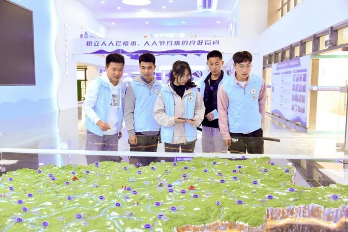 学生参观位于贵州水职院大禹馆的贵州省节水教育基地。