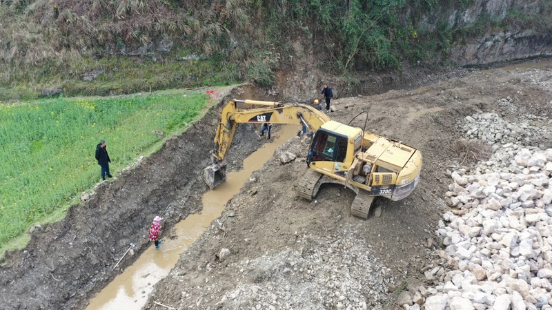 工人在對新建排洪堤開展基礎開挖和場地平整工作。唐鵬攝