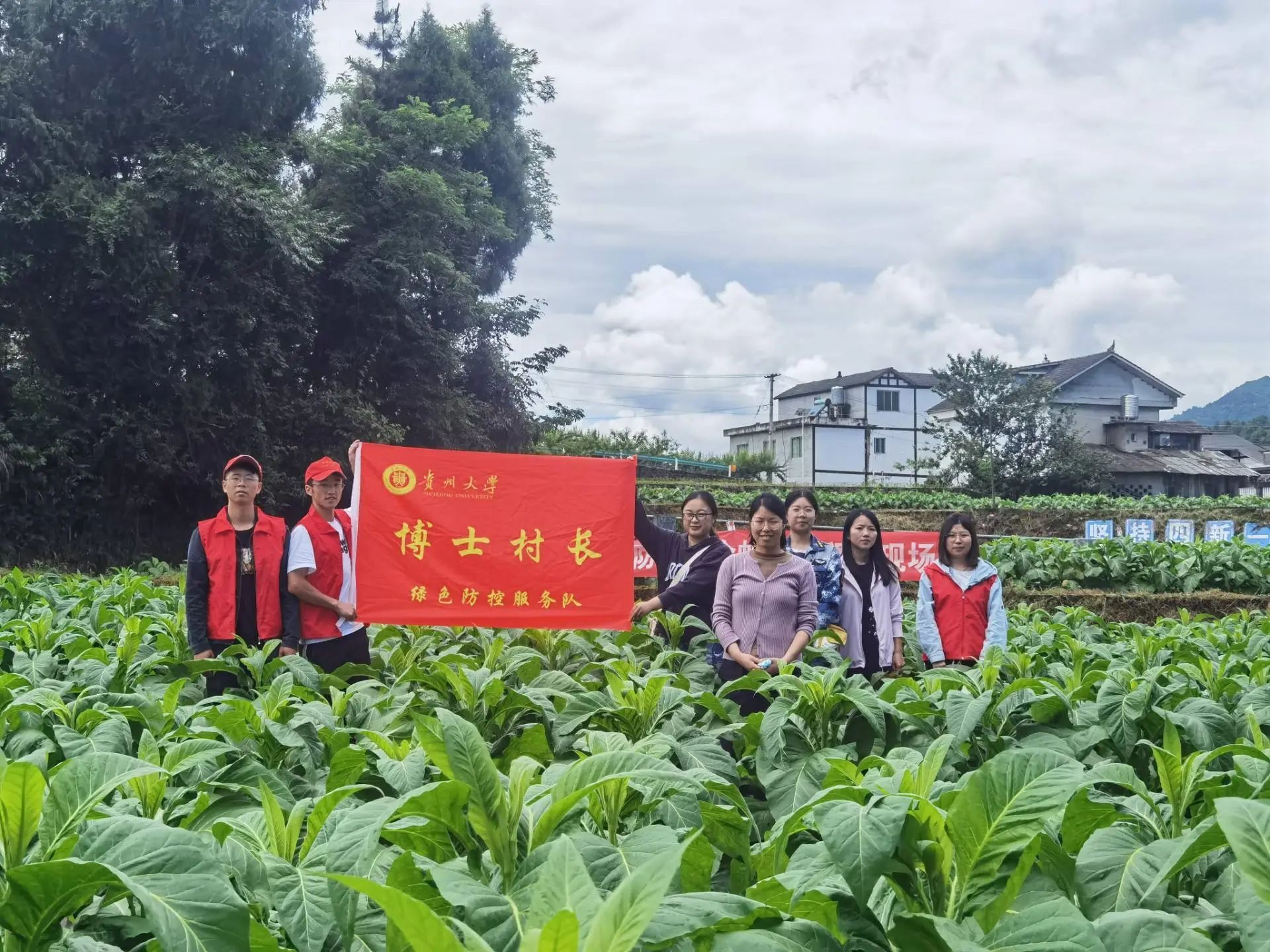 在服务社会中成长成才。