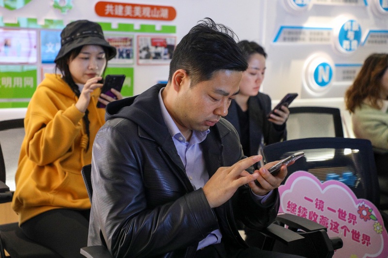 老师讲解手机修图相关知识。