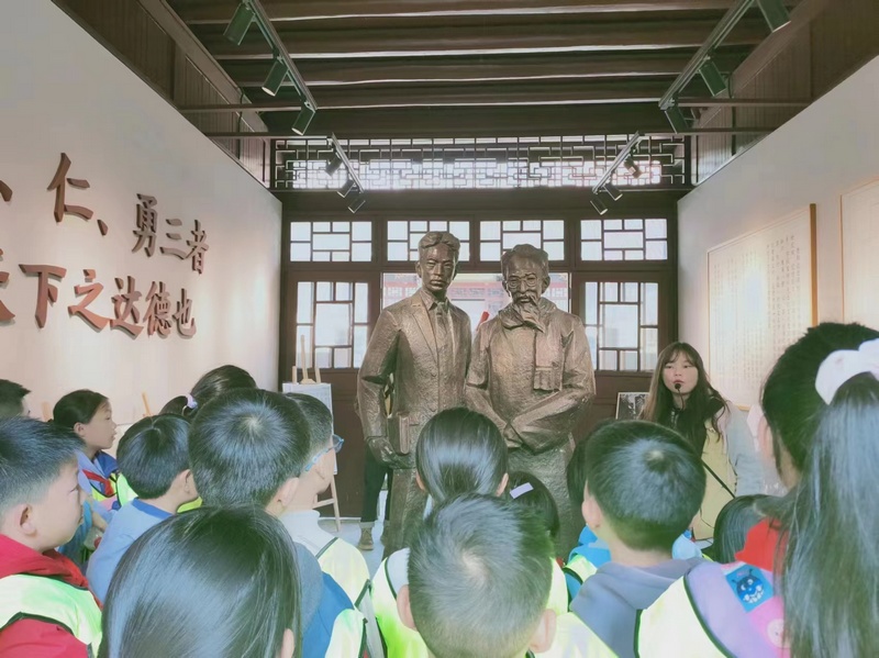 参观达德学校旧址。