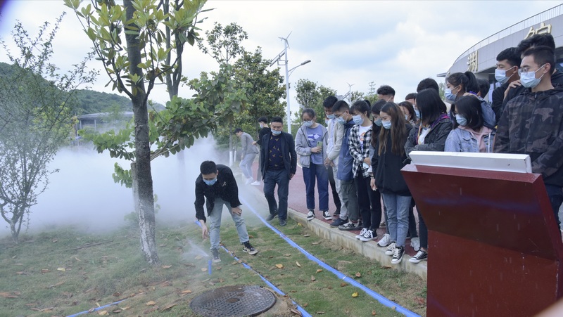 学生了解节水灌溉项目。贵州水职院供图