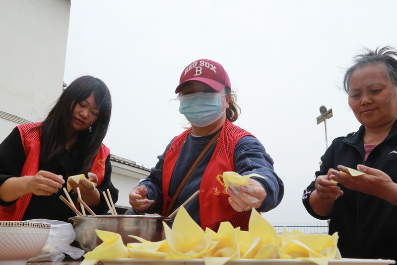 3月22日，貴州省黔西市甘棠鎮敬老院內，志願者正在包餃子。