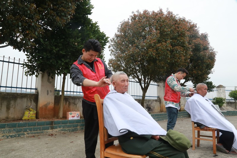 3月22日，貴州省黔西市甘棠鎮敬老院內，志願者正在為老人理發。