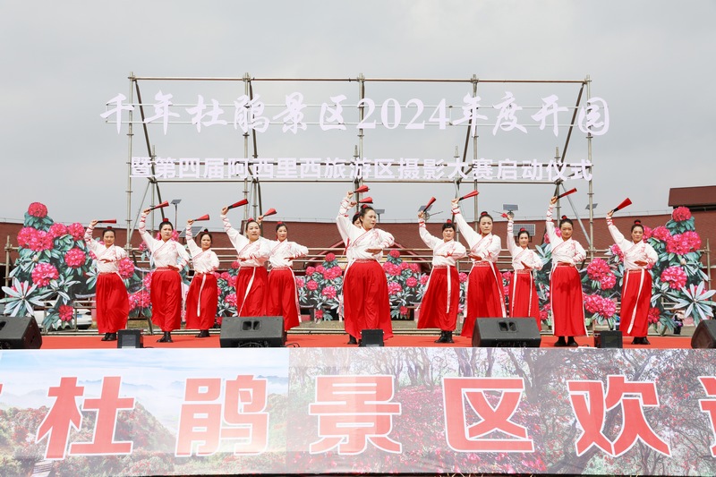 _赫章縣老年大學芳華旗袍隊在啟動儀式表演 舞蹈《破陣》。