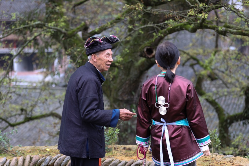 3月18日，村民在贵州省榕江县栽麻镇大利侗寨交谈。