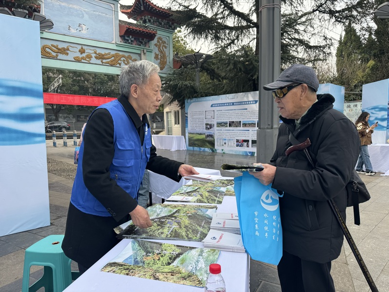 畢節水文退休黨員在“世界水日”“中國水周”主題活動期間發放宣傳資料。