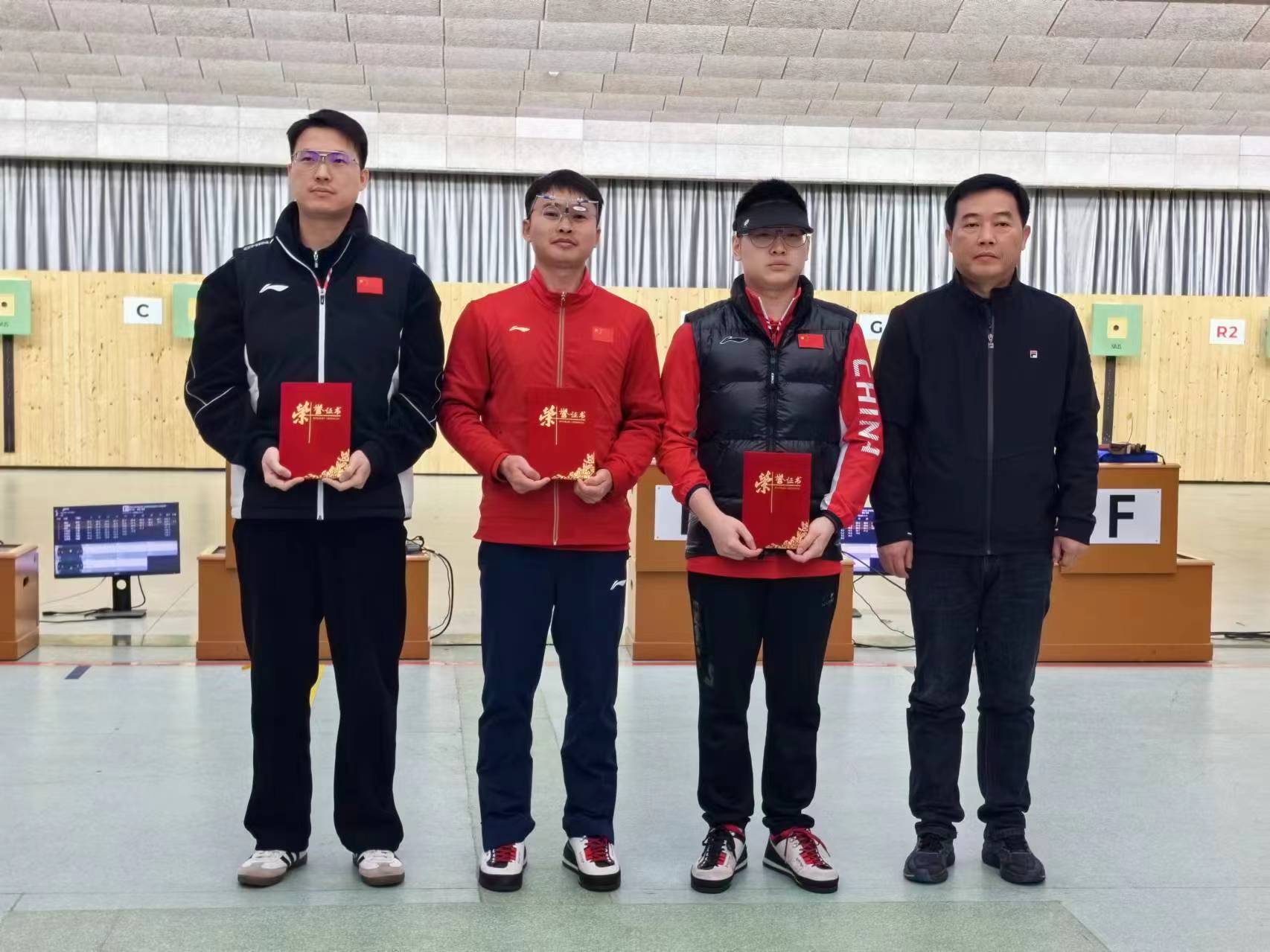 贵州射击选手谢瑜（左二）首获贵州省巴黎奥运会入场券。