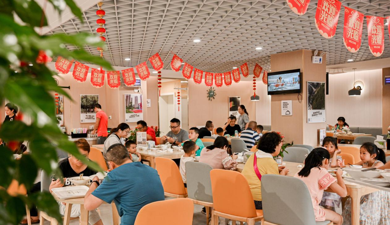 社区居民在光和业主食堂用餐。