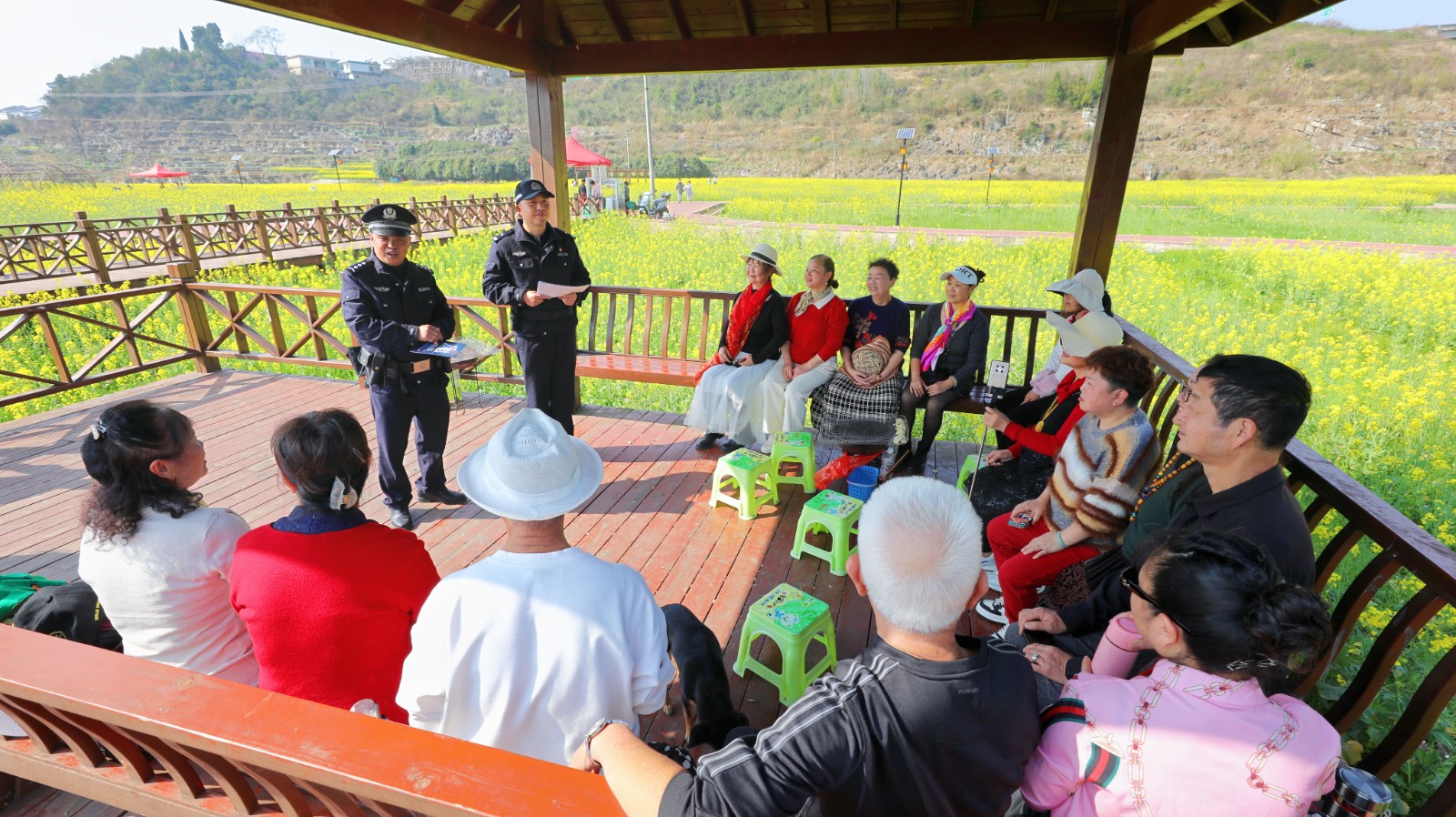 觀山湖公安分局朱昌派出所民警向正在休息的游客們普及防火、反詐、交通安全等知識。