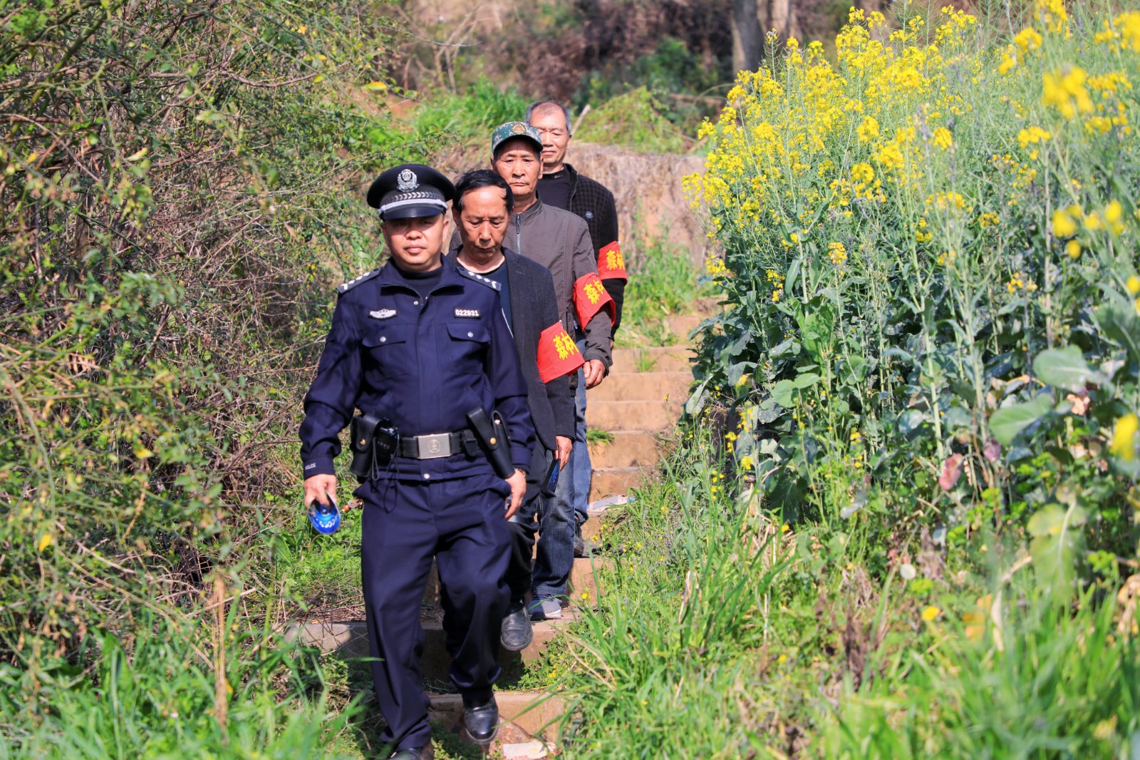觀山湖公安分局朱昌派出所民警與村裡的森防隊員一同開展巡山護林、森林防火工作。