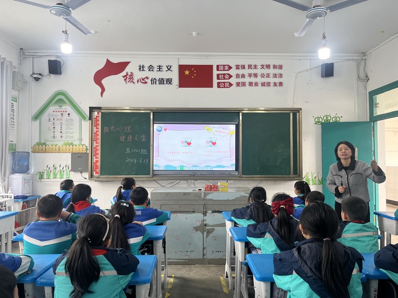 老师细心开导学生。