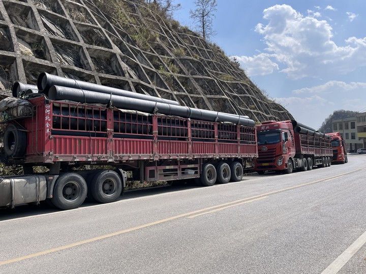 瓮安县城区管网建设第一批管道材料已经运达。王斌摄