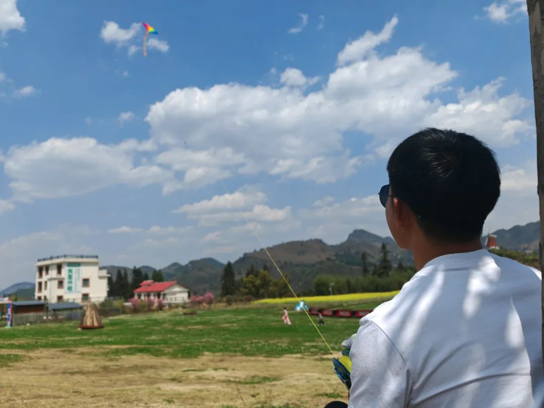 游客們帶著孩子放風箏。