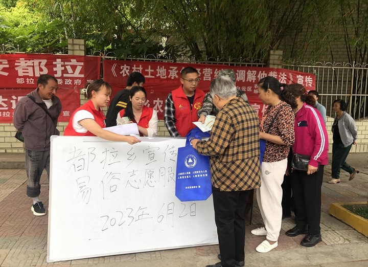 志愿者在集市一角开展宣传。