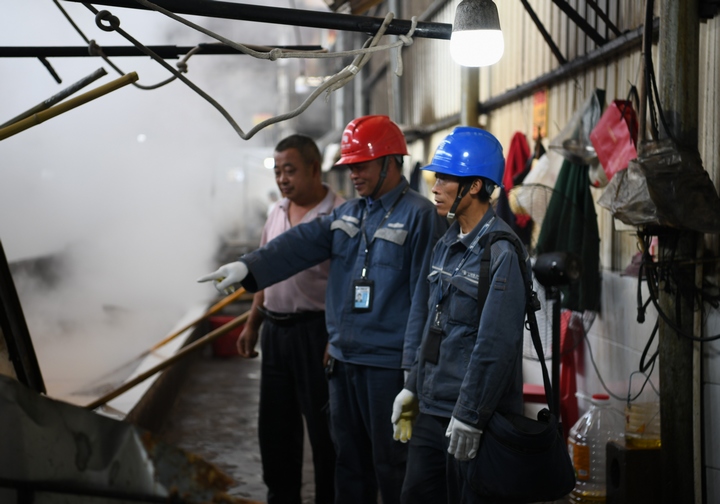南方電網貞豐供電局工作人員查看熬煮紅糖漿用電設備。
