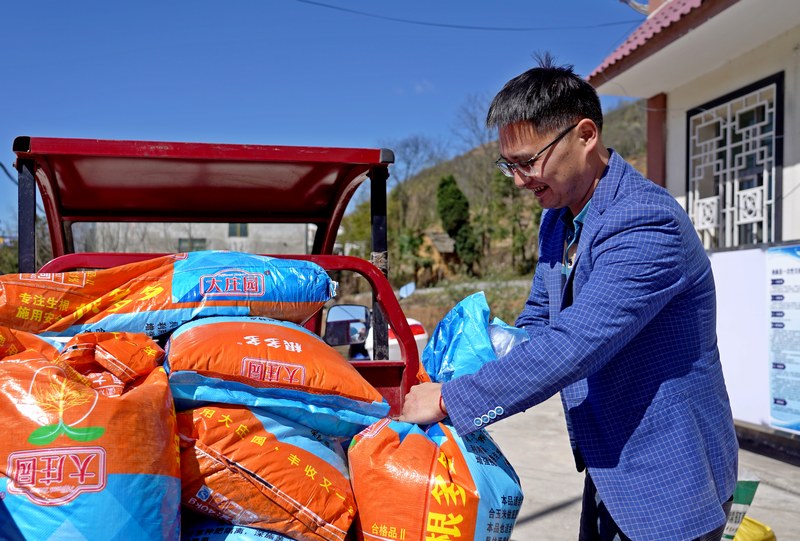 2024年3月25日，贵州省毕节市纳雍县宣慰街道坝子社区，村民在将刚领取的化肥装车。