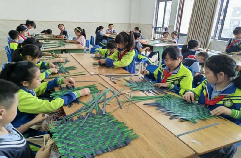 赤水市的文華學校學生正在制作竹編作品.jpg
