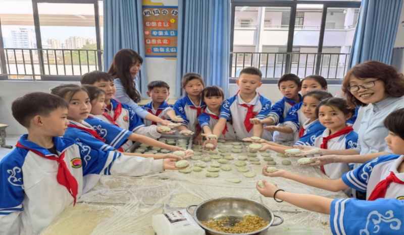 安顺市第七小学学生和老师在劳动课上制作清明粑.jpg