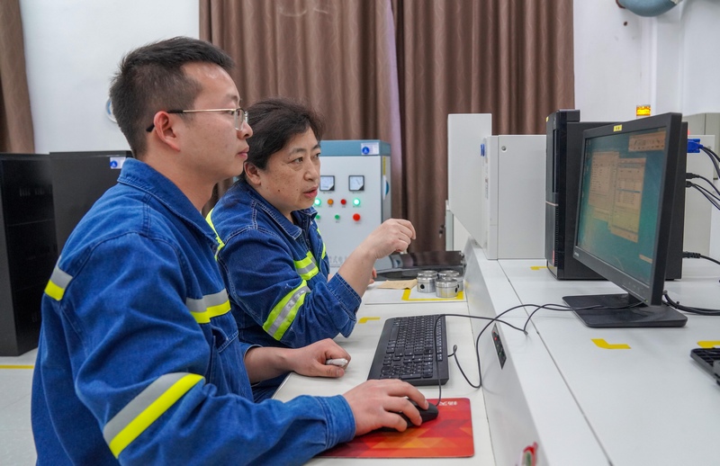 圖為3月25日 質檢化驗中心工作人員正在進行礦石成分檢測 楊冬 攝.JPG