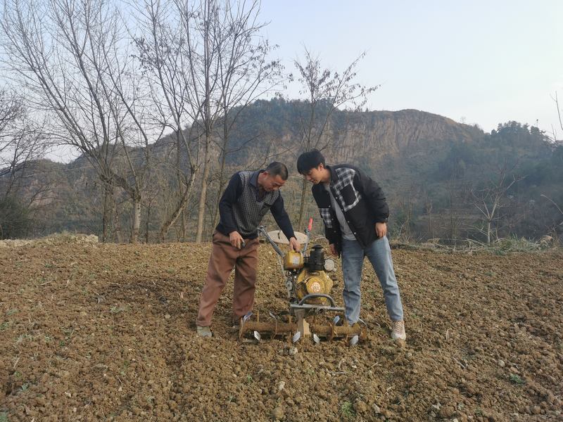农民群众正在使用农机劳作（思南县农业技术推广中心供图）.jpg