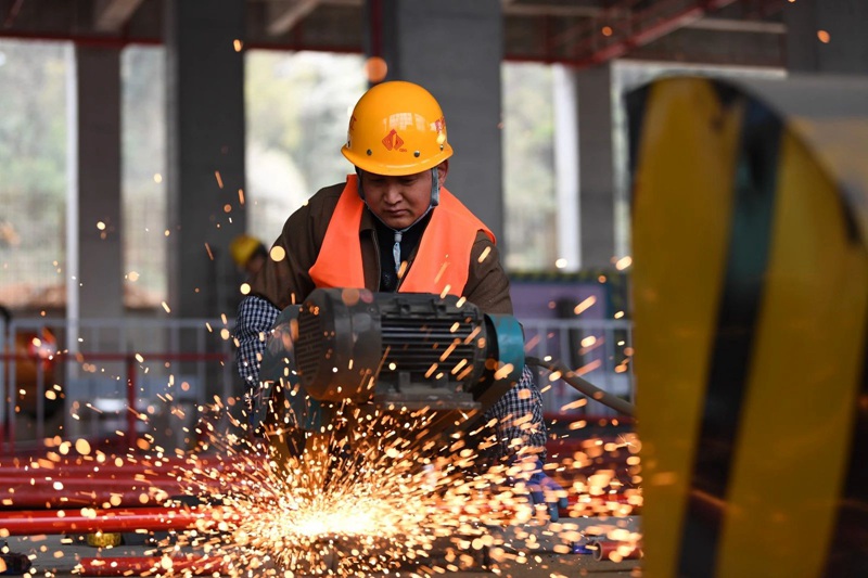 23月20日，貴州建工十一建的工人正在貴陽市南明綠色制造產業園配套基礎設施及營業性用房項目建設現場切割消防管道。