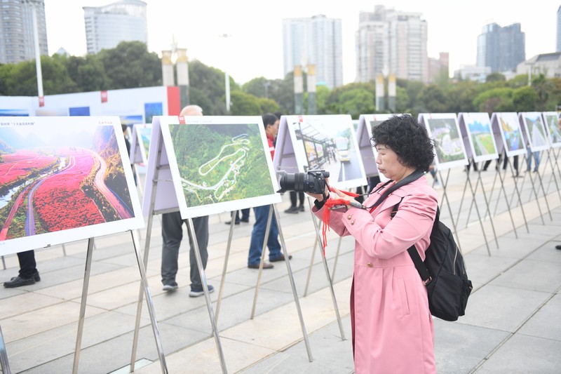 群众观展。