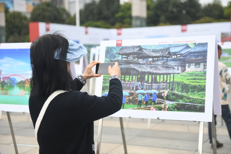 群众观展。