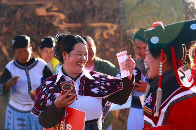海雀村民宿产业分红现场，村民脸上洋溢着幸福。（图片来源：毕节市委党校）