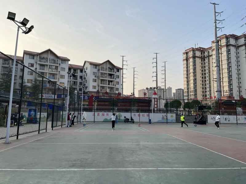 丹都街道旺家社区的篮球场。万山区融媒体中心供图