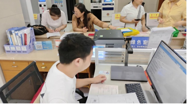 思南县政务服务中心（苏畅莉  摄）.jpg