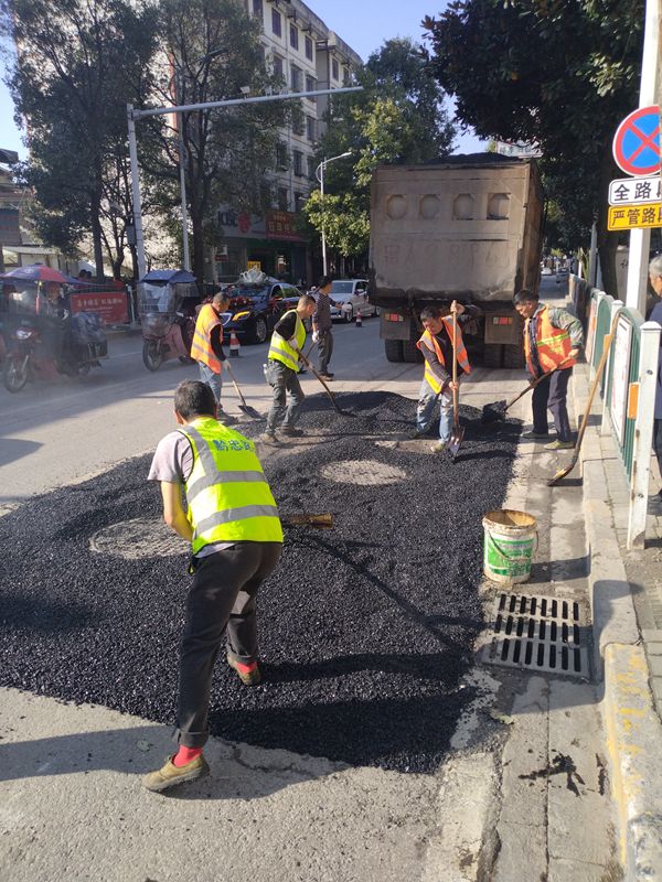图为：对城区破损路面进行修补 (3)