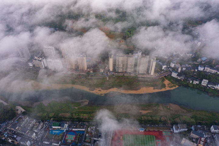 贵州省从江县县城云雾缭绕（无人机照片）。