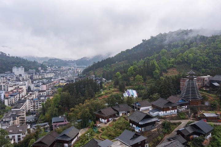 貴州省從江縣縣城雲霧繚繞（無人機照片）。