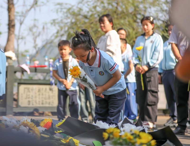 2024年4月2日，在贵州省黔南布依族苗族自治州罗甸县烈士陵园，小朋友向烈士纪念碑敬献鲜花。